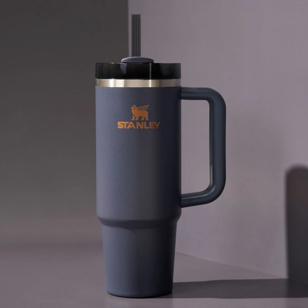 STANLEY QUENCHER 0.89 LİTRE PİPETLİ TERMOS GECE MAVİSİ RENK